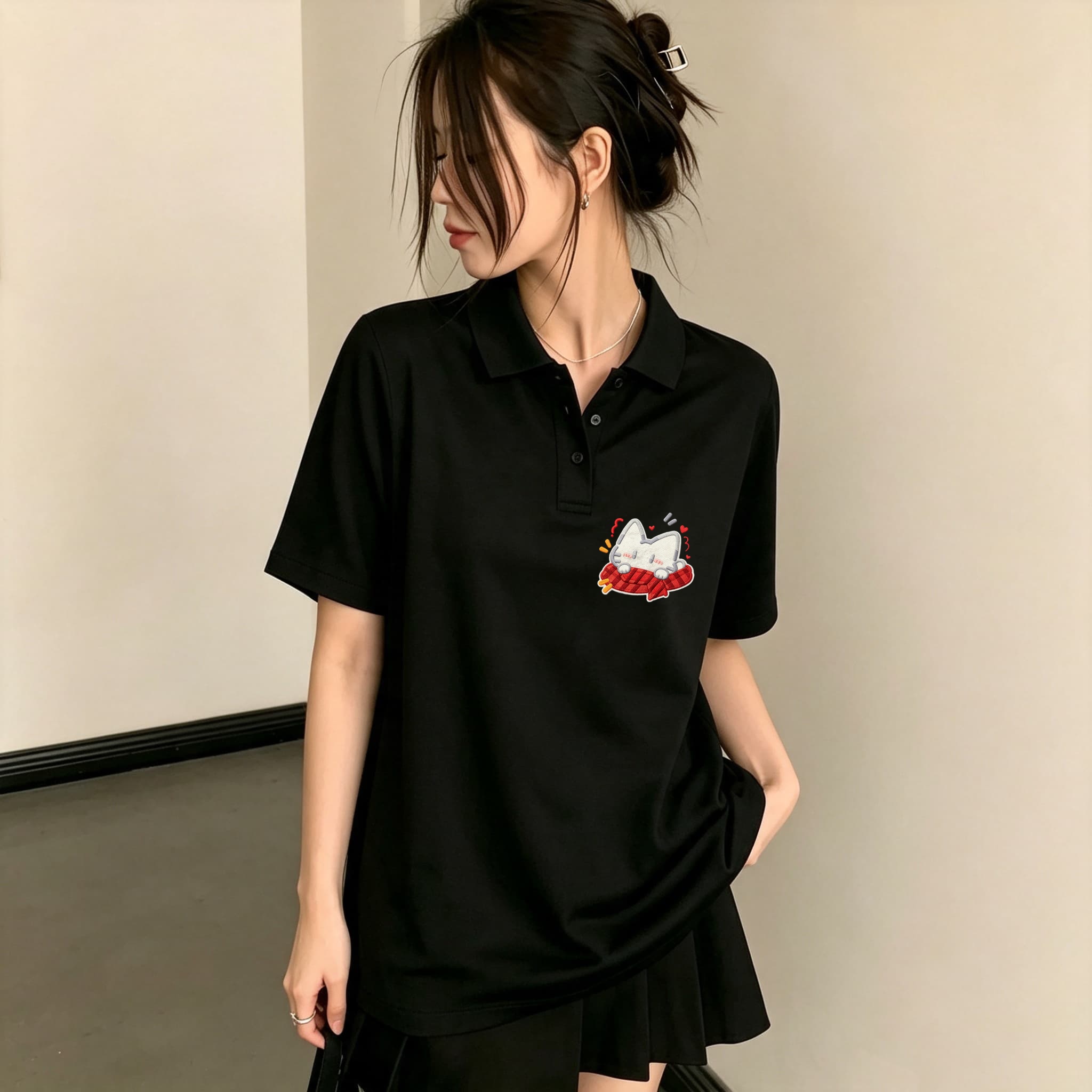 Embroidery On Black Shirt - Damen-Poloshirt mit schwarzem Reverskragen, niedliche weiße