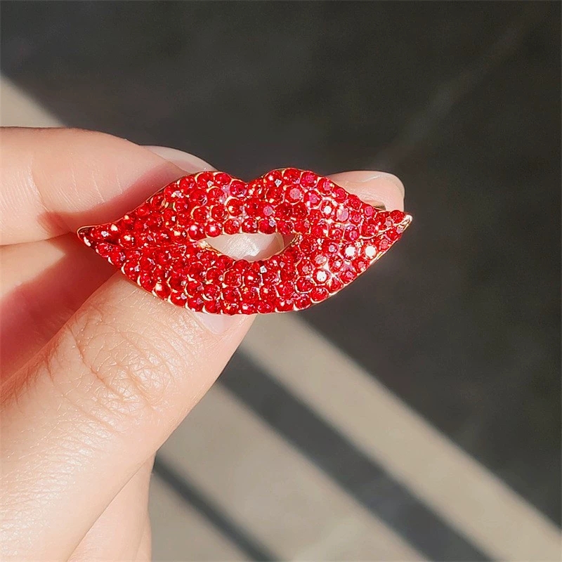 Voller Kristall-Broschen in Li – Embroidery Lips Bewertung und Preis