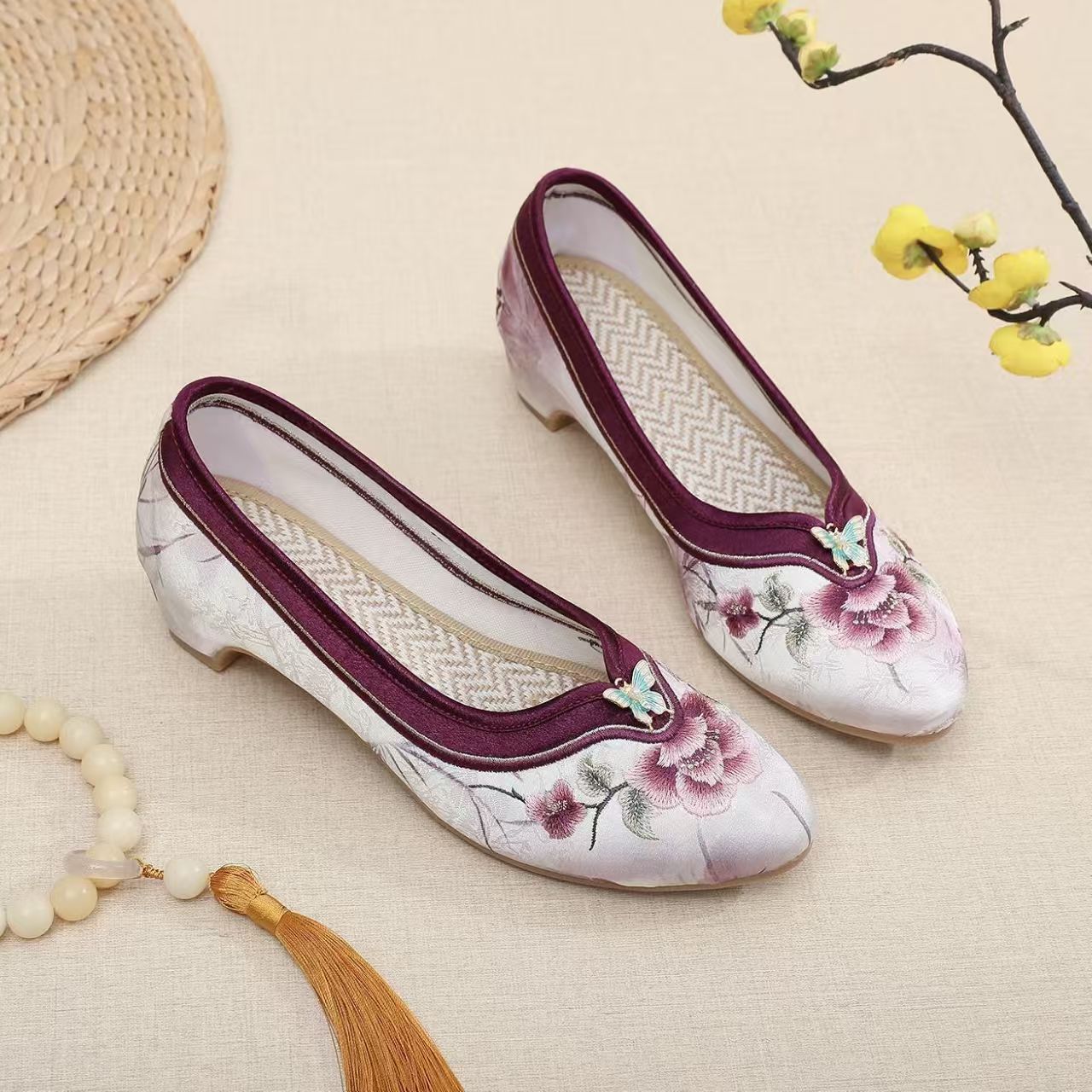 Damen-Schuhe mit niedrigem Abs – Embroidery Style Bewertung und Preis