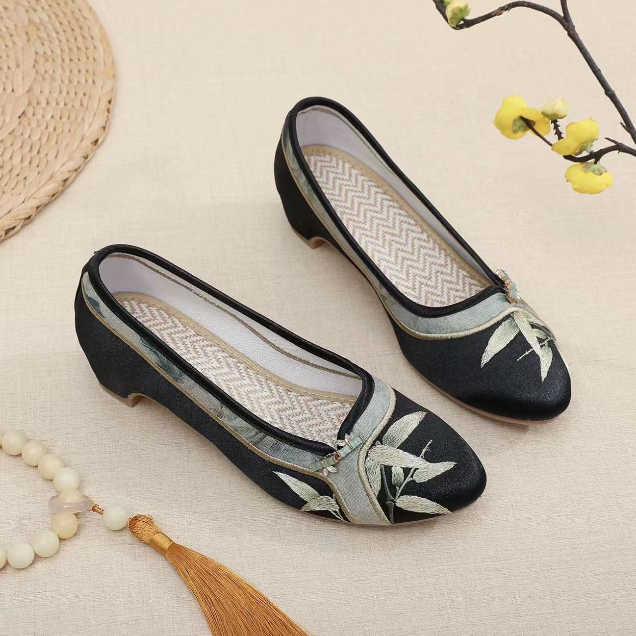 Damen-Schuhe mit niedrigem Abs – Embroidery Style Bewertung und Preis