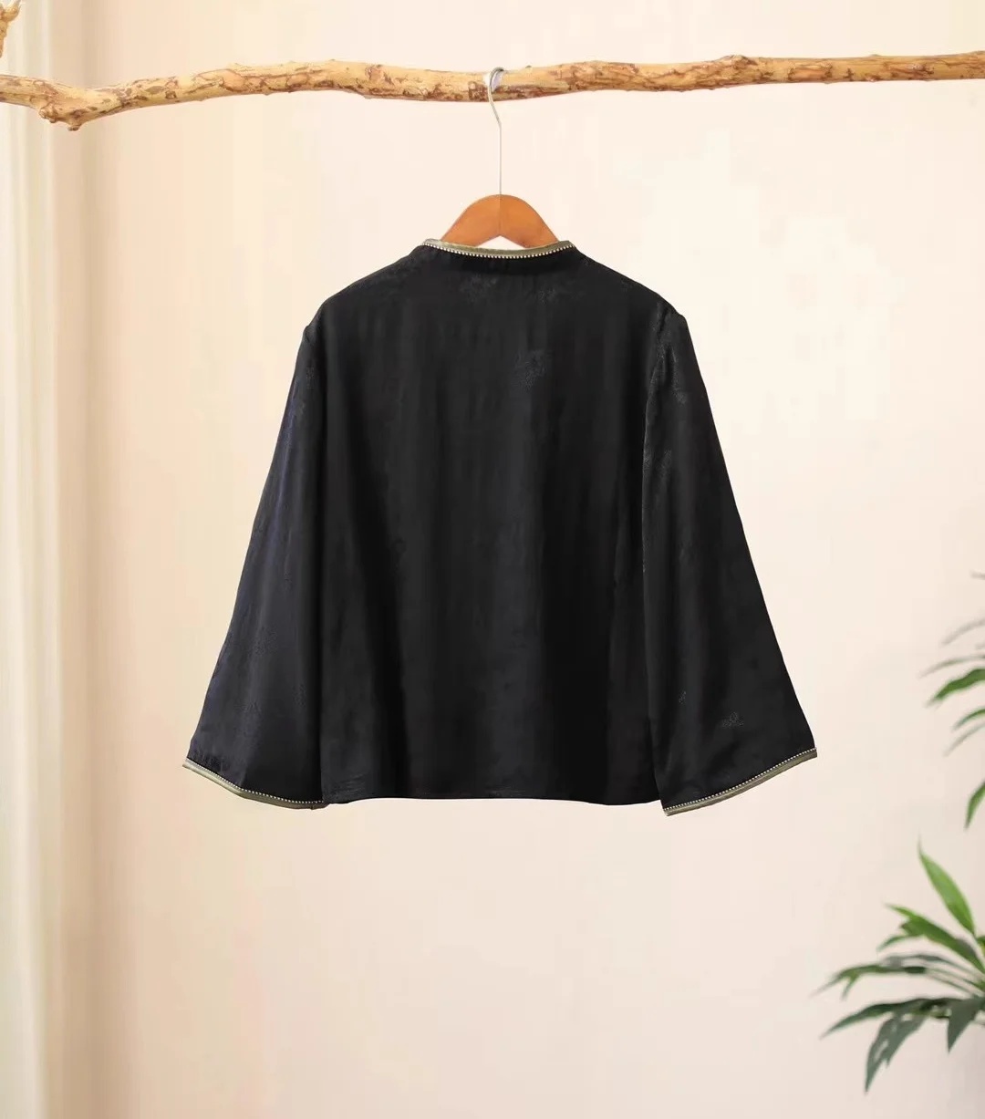 Luxuriöse Frühlingsbluse für D – Embroidery On Black Shirt Bewertung und Preis