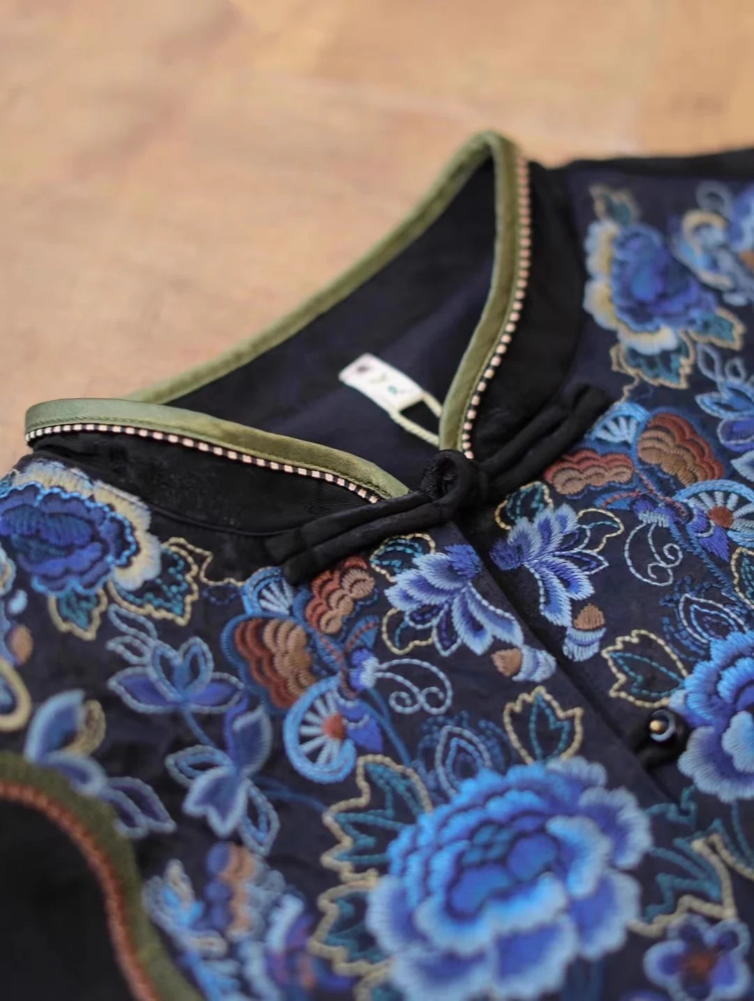 Luxuriöse Frühlingsbluse für D – Embroidery On Black Shirt Bewertung und Preis