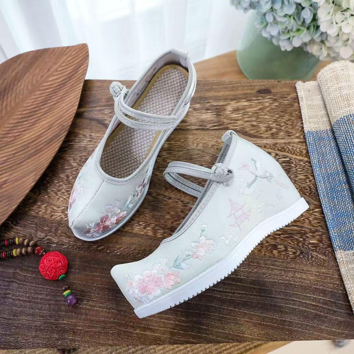 Erhöhte interne bestickte Schu – Embroidery Canvas Bewertung und Preis