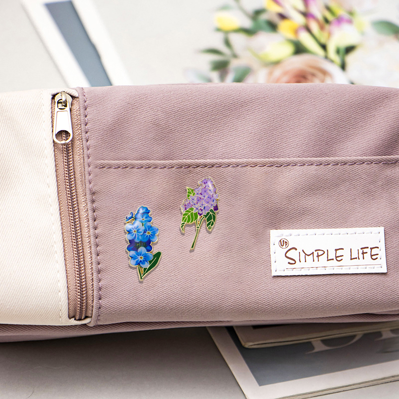 Hübsche Emaille-Anstecknadeln  – Embroidery Lips Bewertung und Preis